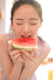 亲吻拔萝卜的视频